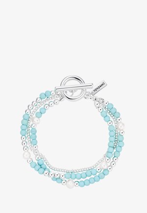 Bracelet multi-brins avec perles en argent, perles rondes turquoise, perles blanches irrégulières, et fermoir à bascule en argent avec étiquette "YOKOAMI".