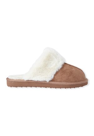Pantufla de ante marrón con un puño de piel sintética blanca. Textura suave, forma redondeada y suela de goma con un patrón de agarre texturizado.