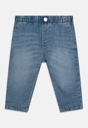 Lyseblå denim-bukser til småbørn med elastisk talje, trykknap og sidelommer, vist fladt på en hvid baggrund.