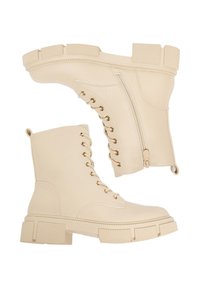 Botine bej la gleznă cu un finisaj texturat, dotate cu ochiuri aurii, un fermoar lateral și o talpă din cauciuc chunky cu margini rugoase.