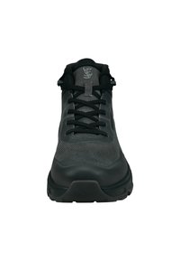 Schwarzer Sportschuh mit einem Mesh-Obermaterial, strukturierten grauen Akzenten, flachen Schnürsenkeln und einer gepolsterten Sohle, von vorne betrachtet.