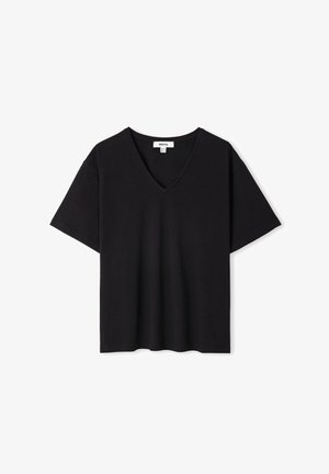 Czarna bawełniana koszulka z krótkimi rękawami, dekoltem w serek i luźnym krojem. Gładka tekstura i prosty dół bez ozdób.