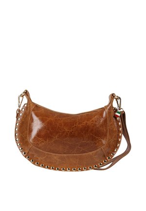 Bruine leren schoudertas met afgeronde vorm, gouden studs langs de randen, afneembare riem en een klein Italiaanse vlagbedeltje aan het sluiting.