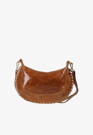 Braune Leder-Schultertasche mit abgerundeter Form, goldenen Nieten entlang der Kanten, abnehmbarem Riemen und kleinem italienischem Flaggenanhänger am Verschluss.