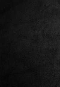 Zwarte suède stof met een gladde textuur en subtiele glans. Het oppervlak is gelijkmatig en heeft een zachte, luxe uitstraling.