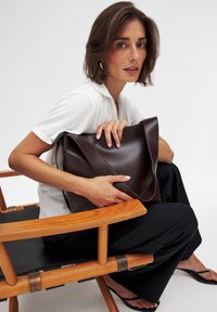 NA-KD BUCKLE - Käsilaukku - dark brown