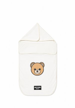 Fascia bianca per neonati con cappuccio, con faccia di orso fumettistico e un'etichetta nera con la scritta Moschino Baby nella parte inferiore centrale.