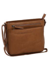 Sac bandoulière en cuir marron avec une texture lisse, doté d'une fermeture zippée en haut et d'une poche zippée à l'extérieur. Sangle réglable incluse.