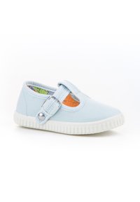 Zapato de lona azul claro con una suela de goma blanca, que cuenta con una correa lateral con una hebilla plateada y un interior de patrón colorido.