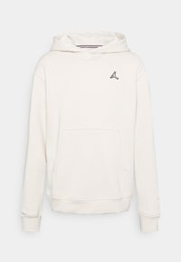 Sudadera con capucha color crema hecha de tela suave y texturizada. Cuenta con un bolsillo tipo canguro, puños acanalados y un pequeño logo negro en el pecho.