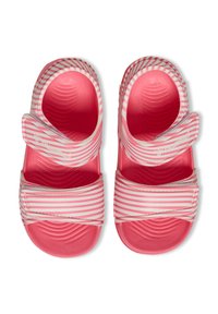 Rosa Sandalen mit weißen gestreiften Riemen, aus einem glatten, flexiblen Material gefertigt. Die Sohle weist ein strukturiertes Design für besseren Grip auf.