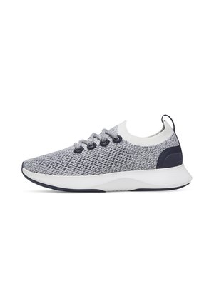 Hellgrauer und weißer gestrickter Sportschuh mit weißer Sohle, schwarzer Fersenstütze, Zuglasche und schwarzen Ösen mit Schnürsenkeln, von der Außenseite gezeigt.