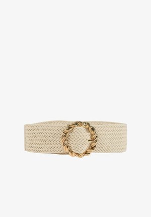 Cintura intrecciata beige con una fibbia rotonda intrecciata in oro. La cintura presenta un motivo texturizzato e un design piatto e largo.
