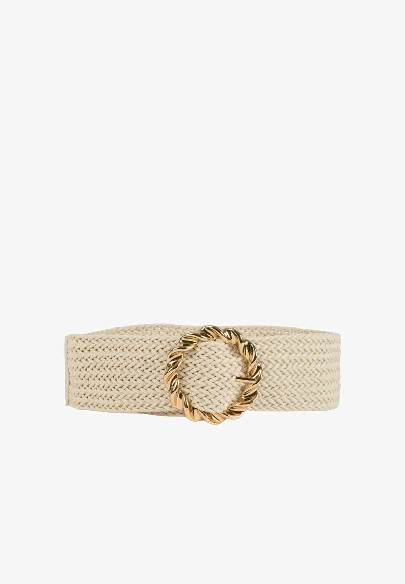 Cintura intrecciata beige con una fibbia rotonda intrecciata in oro. La cintura presenta un motivo texturizzato e un design piatto e largo.