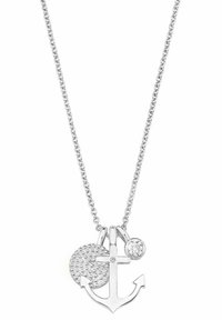 Collana d'argento con un ciondolo a forma di ancora, un pendente circolare texturizzato e una gemma trasparente rotonda. I link della catena sono sottili e metallici.