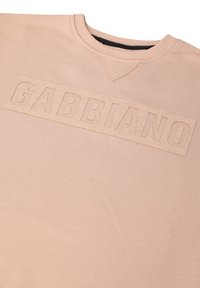 Ljusbeige sweatshirt med en texturerad, upphöjd logotyp "GABBIANO" på ett brett band över framsidan, med en ribbad halsringning och sömmar som detaljer.
