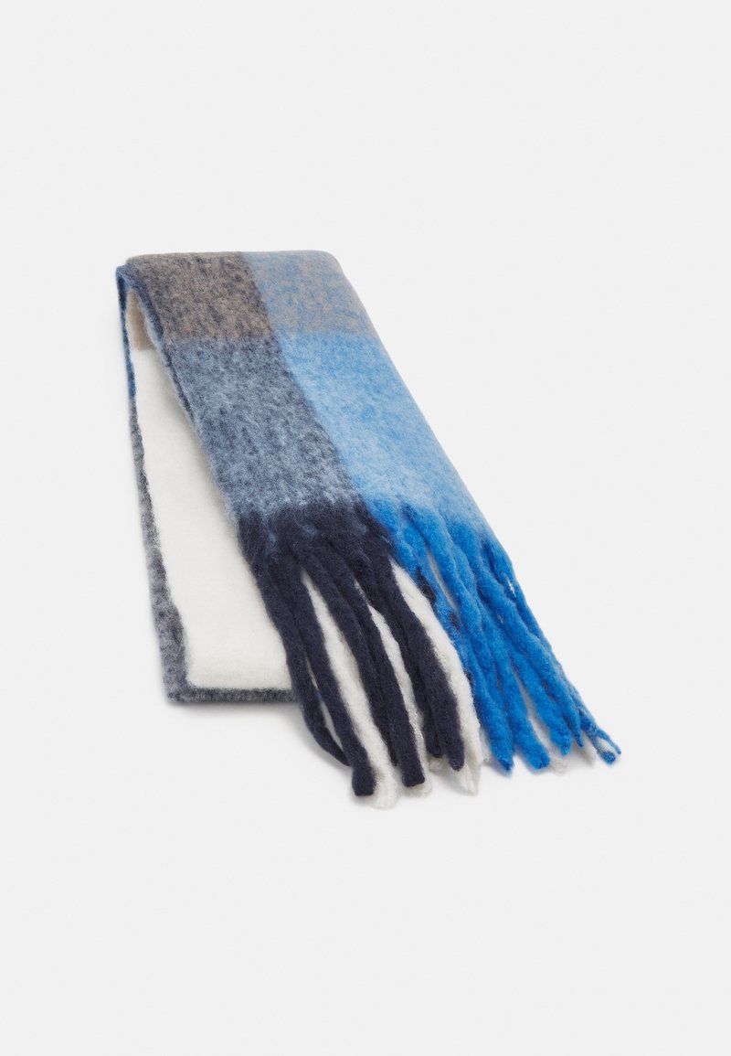 Écharpe en polaire avec un patchwork de couleurs bleu, gris et noir, ornée de longues franges sur un bord. Texture douce et design en couches.