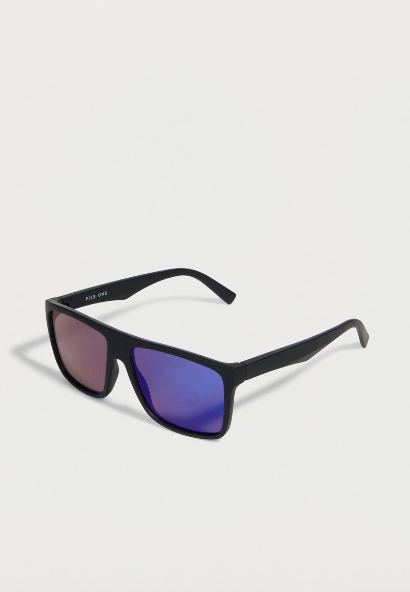 Μαύρα ορθογώνια γυαλιά ηλίου με μοβ ανακλαστικούς φακούς και ευθείες βραχίονες, τοποθετημένα σε λευκό φόντο.