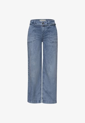 Pantalon en denim bleu taille haute à jambes larges avec des rayures verticales, poches plaquées à l'avant, passants pour ceinture et fermeture par boutons.