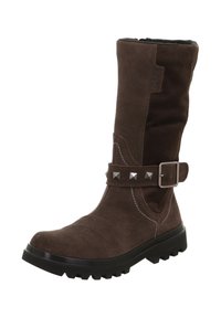 Braune Wildleder-Mid-Calf-Stiefel mit schwarzer Gummisohle, genietetem Riemen, silberner Schnalle und weißer Nähte.