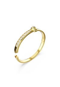 Brazalete de oro con un diseño delgado y abierto, que presenta una fila de pequeñas gemas transparentes a lo largo de un lado y un acento redondeado en la parte superior.