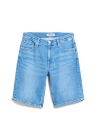 Shorts en denim bleu clair avec une coupe droite, cinq poches, fermeture à bouton et des détails de couture contrastés. Texture lisse, design décontracté.