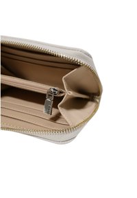 Beige portemonnee met een gemarmerde buitenkant en een gouden rits. De binnenkant heeft meerdere kaartsleuven en een ritsvak voor munten.