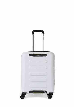 Valise cabine rigide blanche avec poignée noire, quatre roues pivotantes noires et rainures horizontales sur la face avant.