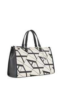 Borsa nera e bianca con un motivo geometrico, superficie testurizzata, doppi manici e un logo charm argentato attaccato. Forma rettangolare.