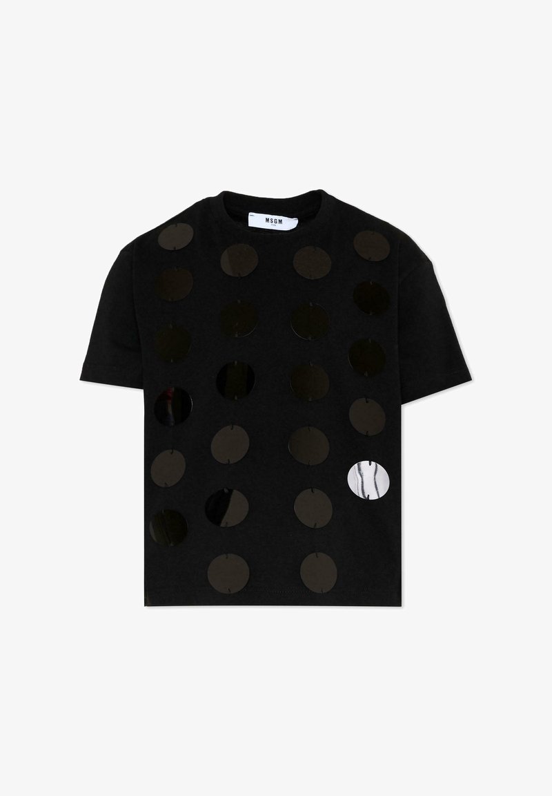 T-shirt noir à manches courtes avec des rangées d'appliques circulaires noires brillantes et une applique circulaire blanche sur le bas droit.