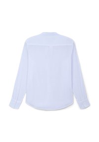 Blusa azzurra a maniche lunghe. Tessuto liscio con una superficie leggermente testurizzata. Presenta una piega posteriore e polsini con bottoni. Orlo arrotondato.