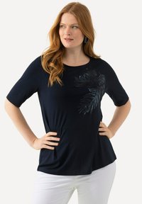 Ulla Popken PAILLETTEN-BLATT U-BOOT-AUSSCHNITT HALBARM - Triko s potiskem - navy blue
