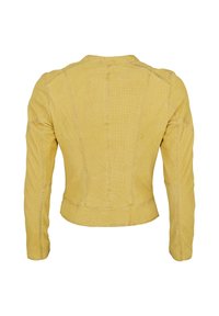 Gele lederjas met perforaties, gezien van achteren, met lange mouwen en doorgestikte paneel-details.