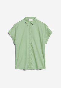 Blouse vert clair à manches courtes avec un col classique et une patte de boutons cachée, présentée à plat sur fond blanc.