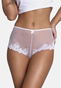 Witte, gehaakte damesonderbroek met kantaffwerking aan de zoom, een klein strikje in de tailleband en een transparante, soepele textuur.