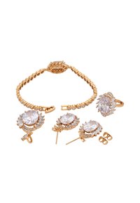 Gouden sieraden set bestaat uit een armband, ring en oorbellen. Bevat ovale heldere kristallen omringd door bladerenachtige accenten en kleine stenen.