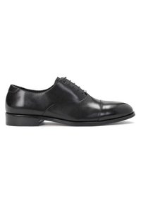 Chaussure Oxford pour homme en cuir noir avec laçage fermé, bout à capuchon, talon bas et finition lisse et polie sur fond blanc.