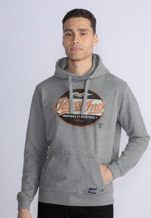Sudadera gris con un bolsillo delantero, capucha con cordón y un diseño gráfico circular con texto en naranja y negro.