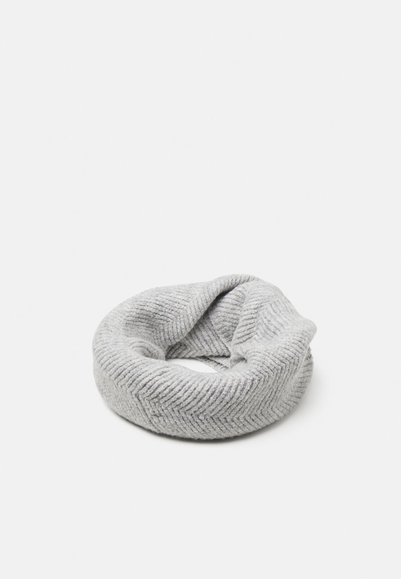 Écharpe infinie en maille gris clair doux avec un motif chevron subtil, pliée en forme circulaire sur un fond blanc.