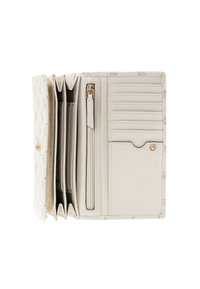 Portefeuille de couleur claire avec un extérieur à motifs, plusieurs emplacements pour cartes, une poche zippée et une texture lisse ; avec des accents en métal doré.