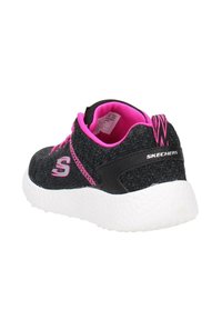 Sneaker Skechers nera e rosa con suola bianca texture, interno rosa e logo del brand sul lato e sul loop del tallone.
