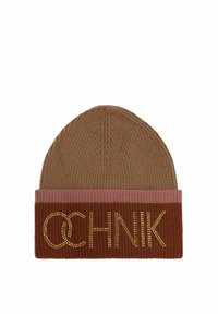 Brązowa dziana czapka z mankietem, ozdobiona bandem w kolorze bordowym i różowym. Na mankiecie widnieje słowo "OCHNIK" wykonane ze złotych ćwieków.