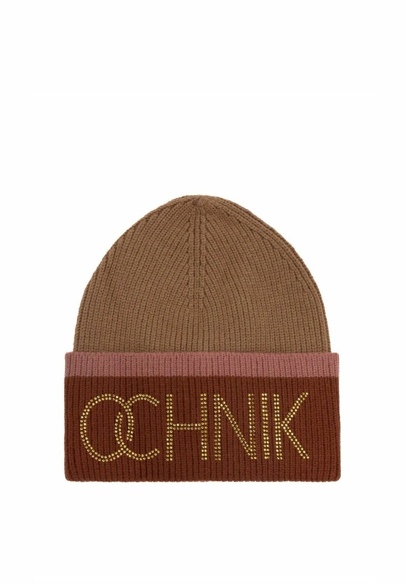 Brązowa dziana czapka z mankietem, ozdobiona bandem w kolorze bordowym i różowym. Na mankiecie widnieje słowo "OCHNIK" wykonane ze złotych ćwieków.