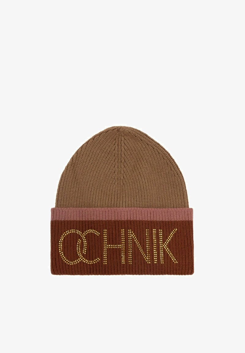 Brązowa dziana czapka z mankietem, ozdobiona bandem w kolorze bordowym i różowym. Na mankiecie widnieje słowo "OCHNIK" wykonane ze złotych ćwieków.