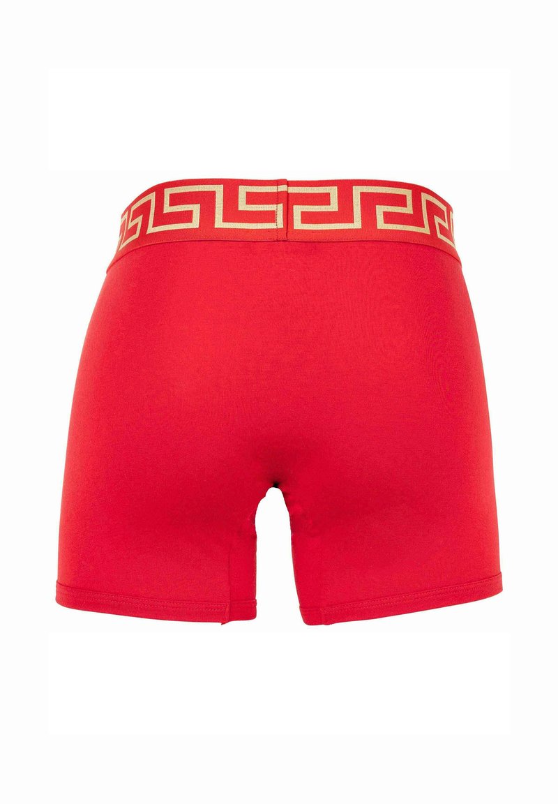 Rote Boxershorts mit einem goldenen griechischen Muster am Bund, aus glattem Stoff gefertigt, mit einer figurschmeichelnden Passform und in mittellanger Länge bis zum Oberschenkel.