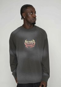 Tmavo šedá mikina s gradientovým efektom, v strede s farebným logom "MULTIPLY APPAREL". Dlhé rukávy a okrúhly výstrih.