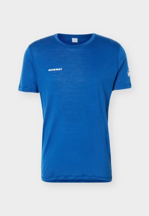 T-shirt blu a maniche corte con scollo a girocollo con logo "MAMMUT" sul petto a sinistra e logo circolare sulla manica sinistra.