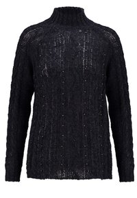 Maglione nero lavorato a maglia con collo alto, caratterizzato da un motivo a trecce testurizzato e piccole perline decorative lungo la parte anteriore. Maniche lunghe.