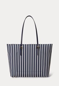 Τσάντα ώμου με κάθετες ρίγες σε ναυτικό μπλε και άσπρο, με διπλούς λεπτούς ιμάντες ώμου και ορθογώνια τσέπη μπροστά, απεικονισμένη σε λευκό φόντο.