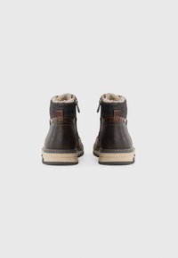 Braune Leder-Stiefeletten mit einem weichen, strukturierten Obermaterial, Kunstfellfutter und detaillierten Nähten. Verfügen über seitliche Reißverschlüsse und eine strapazierfähige Sohle.